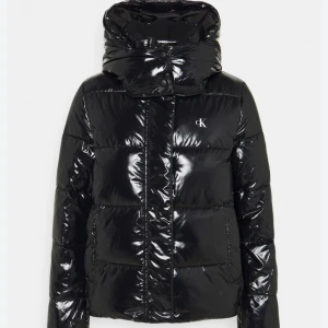 Calvin Klein jacka - Säljer min fina, varma Calvin Klein jacka utan defekter💗