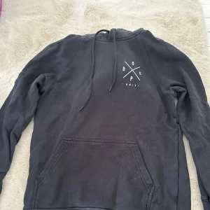 Dope hoodie  - Använd fåtalgånger, Storelk S men passar även Xs köpt för 900kr. ( svart igentligen men pågrund av ljuset ser det ut som stora fläckar) kan skicka bättre bilder privat ifall de skulle vara intressant😊