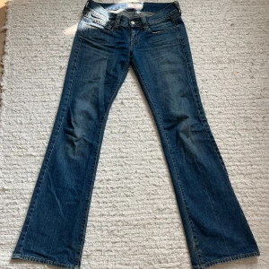 Lågmidjade bootcut!!! - Säljer dessa sjukt snygga mörk blå lågmidjade jeansen!!😍😍 säljer då dem tuvärr var för stora😫 lite slitna i ben ändan❤️Innerbens längd: 83 cm  Midjemått: 40 cm