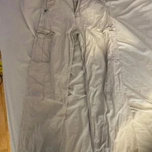 Y2K lågmidjade jeans  - Sitter bra, storlek S, säljer pga liten fläck vid fickan, lågmidjade och långa i benen