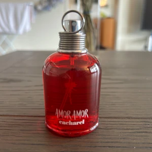 Amor parfym - Öppnad, kolla på bilden hur mycke. Nypris 350