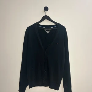 Tommy Hilfiger Cardigan - Riktigt skön o fet cardigan från Tommy Hilfiger, välbevarat i garderoben och är därmed i strålande skick perfekt inför skolstarten🤩💯Är i premium cotton vilket känns som merino ull🙌💯 Hör gärna av er vid flera frågor eller funderingar!