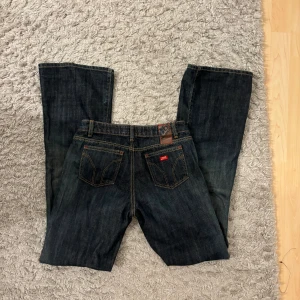 Lågmidjade miss Sixty jeans - Super snygga men passade ej!  Midjemått: 37 Innerbenslängd: 82  Eftersom de inte passar har jag tyvärr inga bilder hur de sitter på!