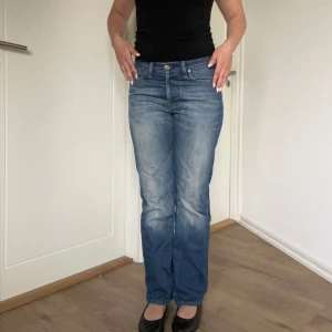 Diesel jeans - Blåa diesel Jean i strl s, dom är midwaist och säljer dom då dom blivit för små för mig. Är 164 och dom går hela vägen ner🥰