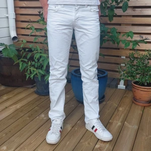 Vita Jeans  - Vita Jeans från Flippa K i storlek 31 Skick är som nytt Nypris:3000 Mitt pris: 200 Köpte dessa för ett år sen på Careofcarl, passar dock inte längre.