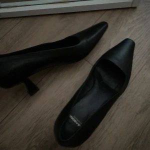 Svarta pumps från Vagabond - Säljer ett par svarta pumps från Vagabond. De har en spetsig tå och en liten klack. Perfekta för både vardag och fest. Nypris ca 1500kr 