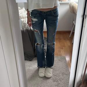 Säljer mina finaste jeans med supercoola hål perfekta till hösten 😋😋 Midjemått 37 och innebenslängden 80 😍Kontakra bara för frågor, bud eller mer bilder 🍓