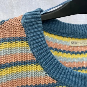 Randig stickad tröja  - Randig stickad tröja i storlek S. Använd men fint skick🥰