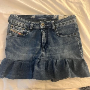 Jeans kjol  - Säljer en egen gjord volang jeanskjol! 