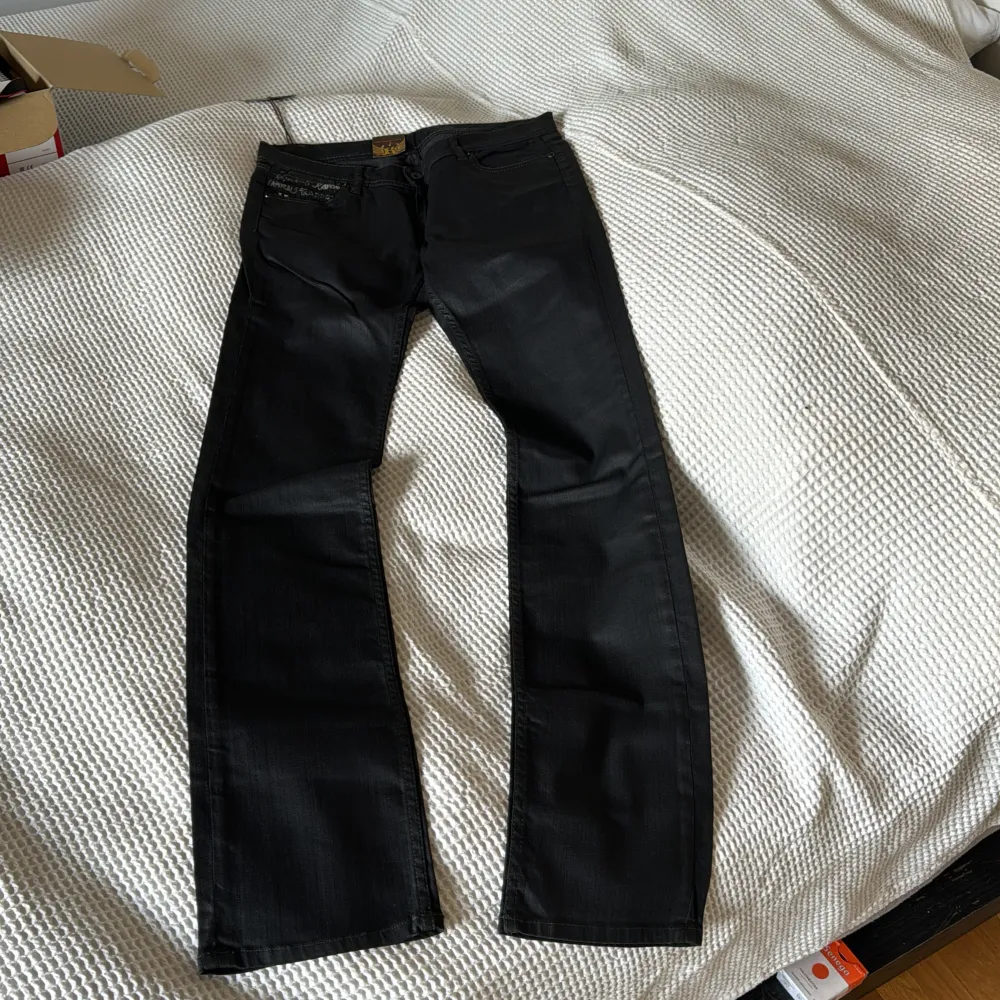 Säljer dessa Kaporal 5 jeans i vaxat material. Helt nya i bra kvalite. W32. Jeans & Byxor.