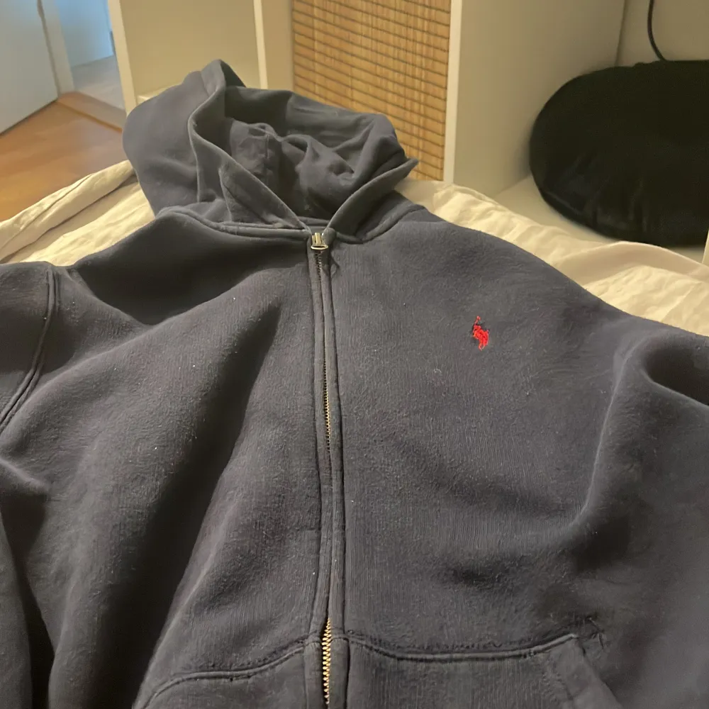 170 . Snygg blå hoodie från Ralph lauren , perfekt skick inga synliga tecken på användning, äkta såklart!. Hoodies.