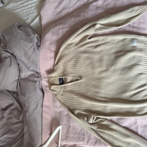 Tröja - Beige tröja från peak performance