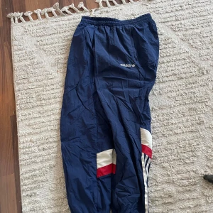  Snygga Adidas prasselbyxor - Säljes i fint skick hela och fina   Nypris 900:- på footlocker