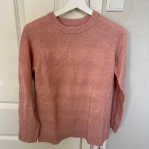 Stickad tröja - Säljer en rosa oanvänd, stickad tröja i storlek xs💕