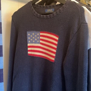 Ralph Lauren Flag Sweater - Säljer en navy/mörkblå Ralph Lauren flaggtröja i fint skick. Storlek XL (18-20). Bara att skriva vid frågor!