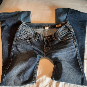 Lågmidjade bootcut  - Jättefina lågmidjade utsvängda jeans av merket silver jeans!! Säljer för att dom tyvärr inte passade mig💔. Massor av snygga detaljer!!  Dom var skinny från början. Midjemåttet är 38 och innerbensländen är 80. Kontakta mig vid frågor 💕
