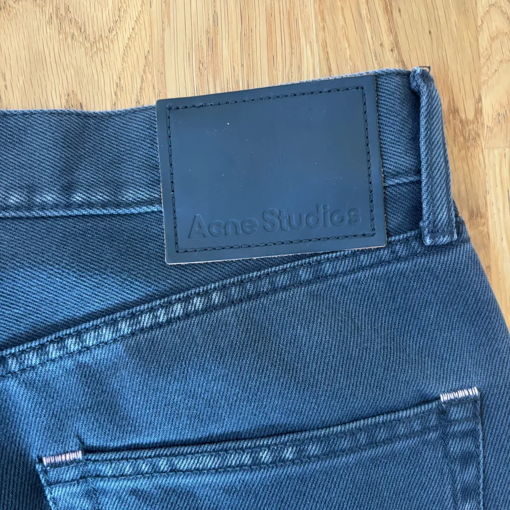 Säljer ett par snygga svarta jeans från Acne Studios. Modell är 1992m Faded black. De är högmidjade och har en bootcut-stil som ger en riktigt trendig look. Jeansen är tillverkade i 100% bomull vilket gör dem både bekväma och hållbara. Perfekta för både vardag och fest!. Jeans & Byxor.