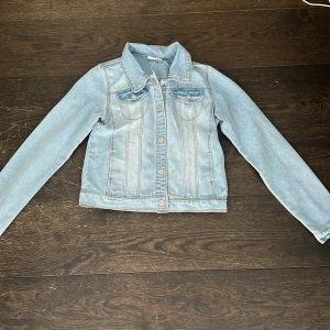 Jeans jacka  - Den är använd 1-2 ggr så den ser helt ny ut 
