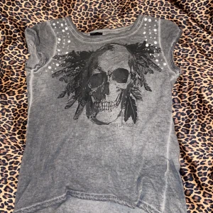 Dödskalle tröja💗 - Fin fint skick, andvänd men inga tecken på det, emo/y2k/drainer stil typ, sjukt fin och lätt att styla💗❤️🥳 passar xxs/xs/s/m beroende på om du vill ha den tajt eller ej💗💗