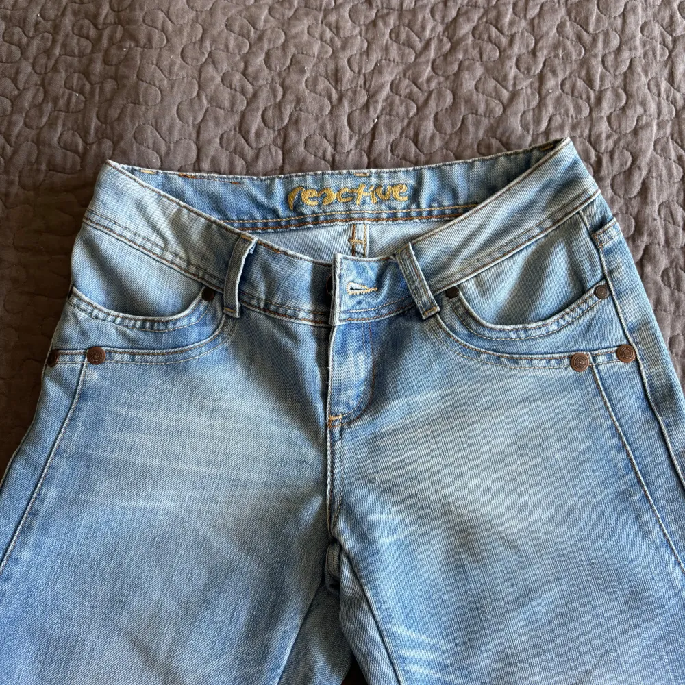 Ett par jätte fina lågmidijade ljusblå jeans från Reactive med skit snygga fickor. Passformen är 34 och midjemåttet rakt över är ungefär 30-35. Jag är 170 och dom är lite långa på mig men funkar att ha. Det är bootcut💕. Jeans & Byxor.