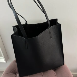 Väska - Perfekt skolväska ifrån even&odd. Får plats med dator och mycket mer. 