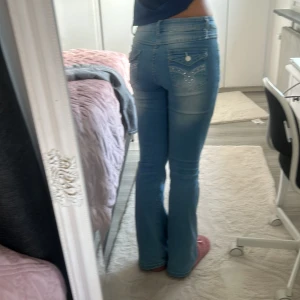 Super Low weisted budcut jeans  - Har används några gånger men ingen stads förutom att knappen är lite löst men det är ingen allvarligt 💙