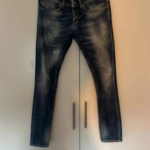 Säljer ett par mörkblå  jeans från George. Väldigt bra skick klassas som nyskick, inköpta på United Fashion i göteborg. Pris: 1299