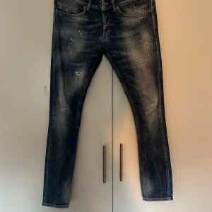 Mörkblå skinny jeans från George - Säljer ett par mörkblå  jeans från George. Väldigt bra skick klassas som nyskick, inköpta på United Fashion i göteborg. Pris: 1299