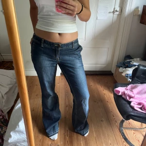 Lågmidjade jeans - Midjemått(rätt över): 40 cm Innerbenslängd: 81 cm Modellen är: 168 cm  Skriv om ni har några frågor💗//Perfectjeans 