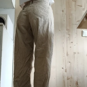 Beige manchesterbyxor från Lee - Säljer ett par snygga beige manchesterbyxor från Lee. Byxorna är i bra skick och redo för en ny ägare!Endast upphämtning (Malmö). vid intresse smsa: 0735865563 eller mejla billigafynd.lilja@gmail.com