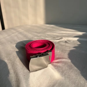 Rosa skärp - Bra skick, använder ej längre. Skriv för fler bilder!