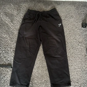 Gymshark Joggers - Gymshark Joggers, det är en rak modell och passformen ser du på bild 2!
