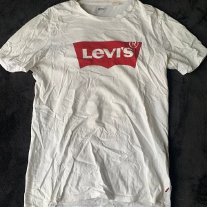 Levi’s t-shirt  - Skön tröja med vissa fläckar. Är du bra på att få bort de så varsågod 