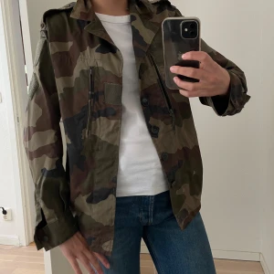 Höstjacka - Så cool jacka i militärmönster🤍 Osäker på storlek men sitter bra på mig som har S😊