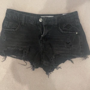 Svarta shorts - Säljer ett par jättesnygga shorts från zara, skriv för prisförslag och mått💕