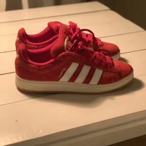 Campus 00 röd - Dom snyggaste Campus skorna, har haft dom ett tag men skaffat andra skor så säljer dom nu, inte använda super mkt och har mina egna sulor i dom som följer med, skriv om det är något ni undrar:) St 46