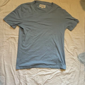 MM10 tshirt - Rensar min garderob. Säljer min maison margiela tshirt som är storlek S och passar S/XS. Ända slitage är att kragen är väldigt lite utsträckt.
