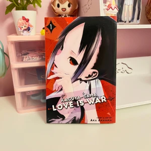 Kaguya-sama Love is War vol 1 - gott skick, bara läst lite av den. Köpt på Sfbokhandeln för 139kr. Den här serien är jättekul faktiskt rekommenderar starkt, säljer då jag redan tittar på animen