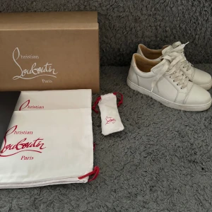 Christian Louboutin sneakers  - Hej! Säljer nu dessa jätte vackra Louboutin skorna åt min mamma i storlek 36,5. Skorna är i ett utmärkt skick och alla original tillbehör kommer med. Hör av vid frågor och funderingar mm. Möts i Stockholm eller fraktar spårbart via postnord📦