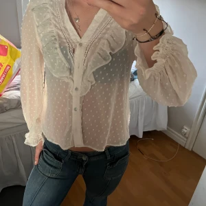 Långärmad blus - Jätte fin blus i bra skick 💗den har dock ett litet hål vid bröstet men inget man märker av ( bild tre)💞