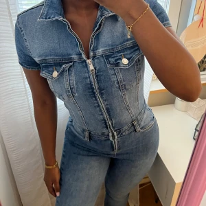 Jeans jumpsuit  - Säljer denna fina jumpsuit endast använt en gång!💓
