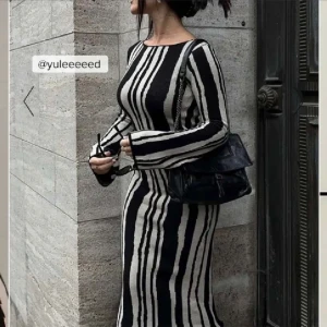 Svart och vit randig klänning - Säljer en supercool svart och vit randig klänning med långa ärmar. Den har en tight passform som verkligen framhäver figuren. Perfekt för en fest eller en utekväll! Materialet känns mjukt och bekvämt.