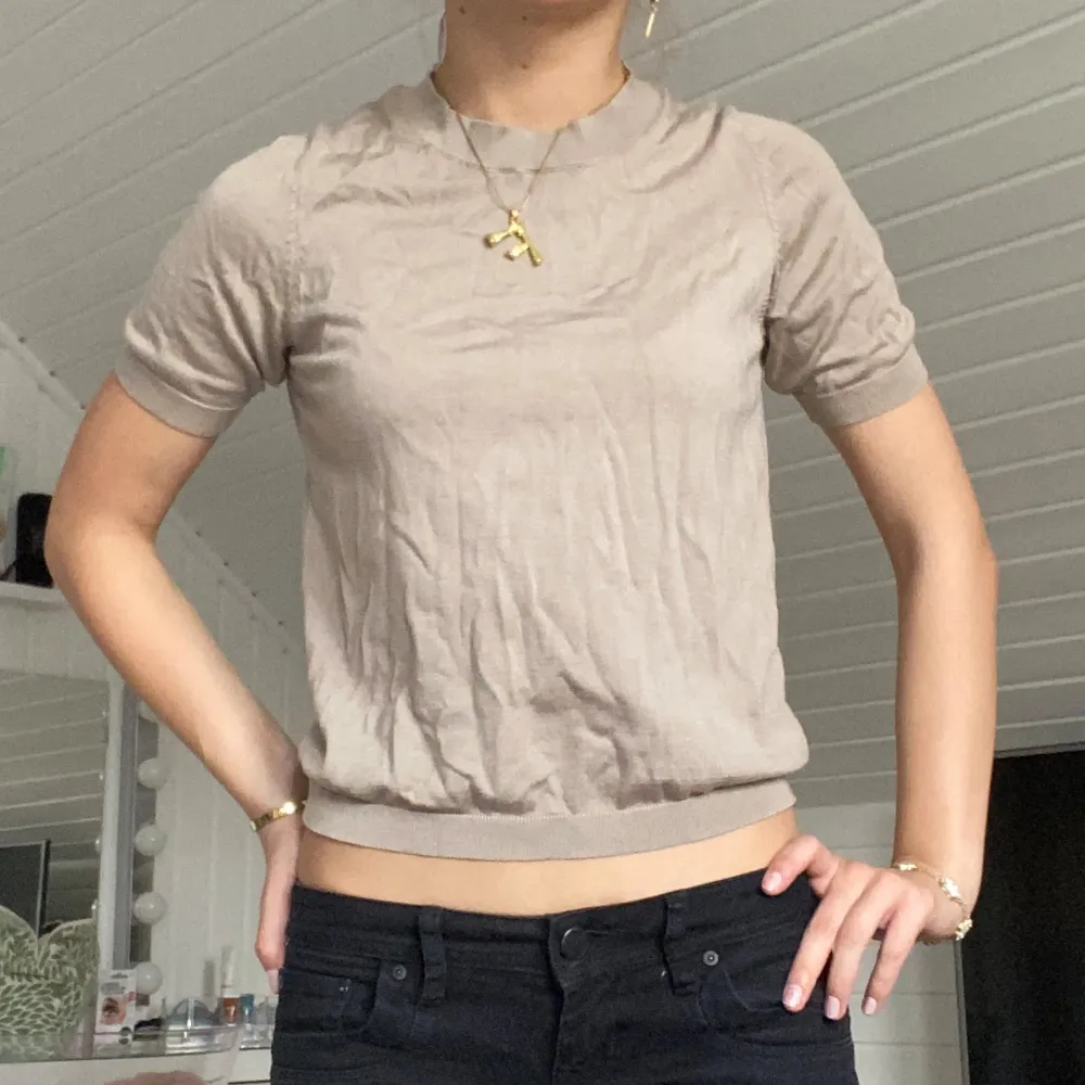 Jättefin sticka tshirt MEN har ett hål i ena armhålan som går att sy eller knäppa igen med en säkerhetsnål som köparen kommer få med i paketet. Syns inte alls mycket annars.. Neuleet.