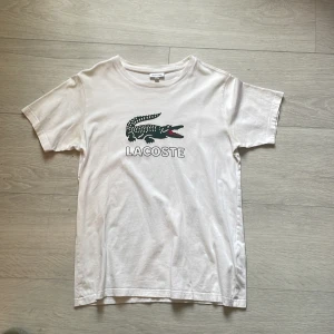 Lacoste big print t-shirt - Säjler för den blev för liten