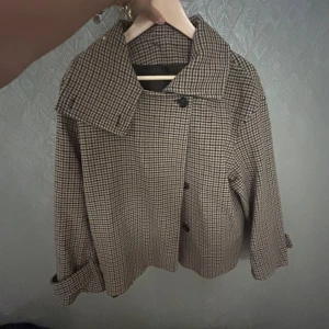 Arket kappa  - Säljer en jättefin arket kappa, den är i ett jättebra skick förutom en defekt inuti kappan (kan skicka bild privat). Den är perfekt nu till hösten!  Hör av dig för fler bilder eller vid frågor! 🩷