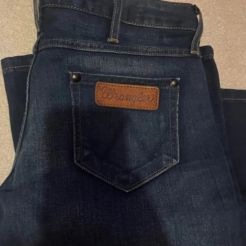 Lågmidjade, bootcut/ utsvängda jeans från wrangler! Storlek 27/30 tror jag och dem är helt nya! Passade inte mig så därav säljer jag dem! Hör av dig om du har nån fråga!🩷. Jeans & Byxor.