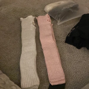 Benvärmare  -  Två glittriga benvärmare i jättebra skick en inte ens använd och en använd minst en gång eller två 