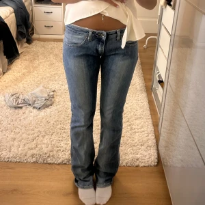 Lågmidjade jeans  - As snygga lågmidjade jeans i strl S ungefär, skriv privat vid frågor eller intresse💓kolla gärna in det andra jag säljer🥰