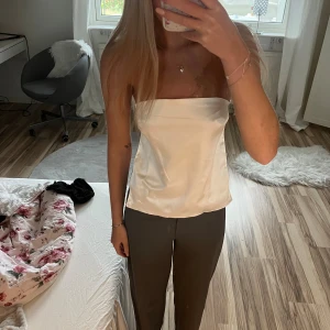 Festopp - Superfin vit satintopp med öppen rygg och knytningar baktill. Perfekt till fest. Aldrig använd, nyskick. Storlek xs🩷