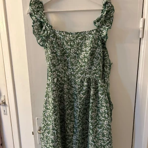 Kläning  - Fint kläning köpt på Shein. Jättesöt för sommaren, knapt användt. 